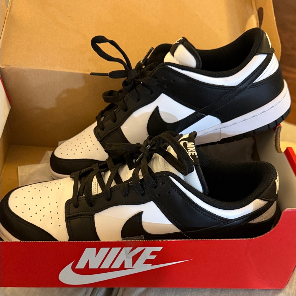 Nike Women's Black and White Athletic Sneakers